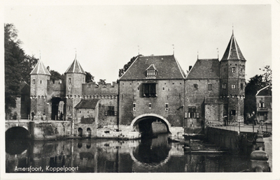 12770 Gezicht op de Eem en de Koppelpoort te Amersfoort uit het noordwesten.